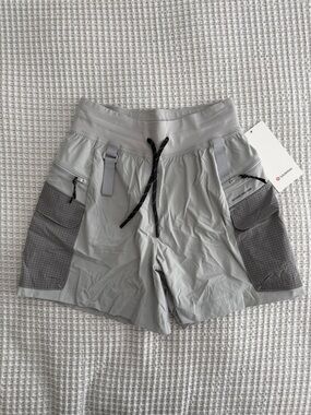 NWT Lululemon Multi-Pocket Cargo High-Rise Hiking Short 5"